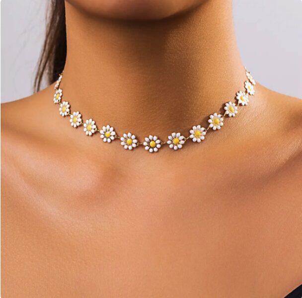 Short necklace for women with daisy flowers