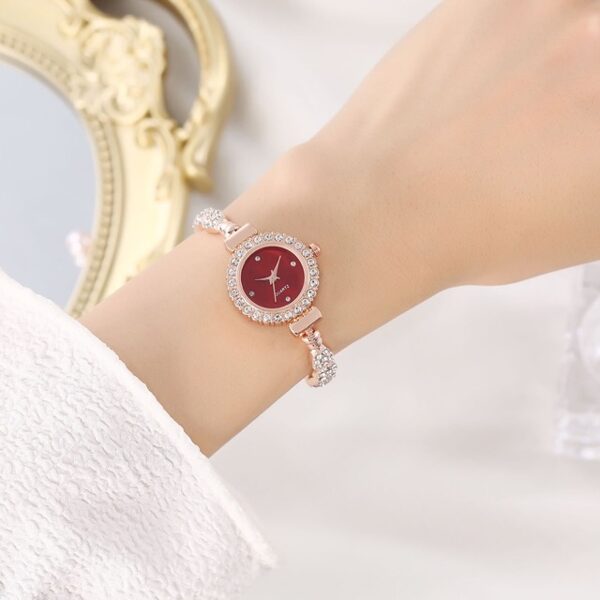 Women's quartz watch with adjustable bracelet